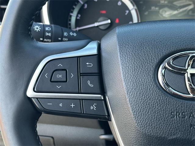 Photo of 2022 Wind Chill Pearl Toyota Highlander