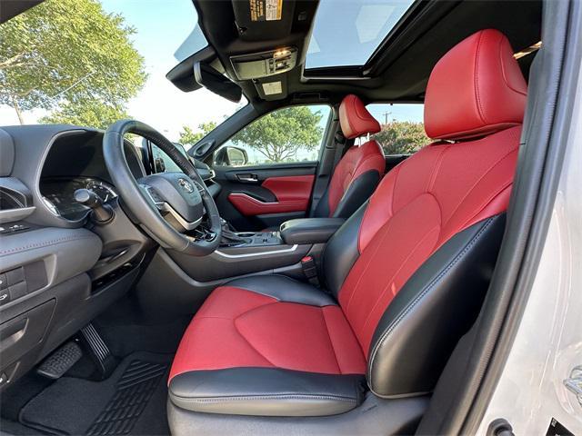 Photo of 2022 Wind Chill Pearl Toyota Highlander