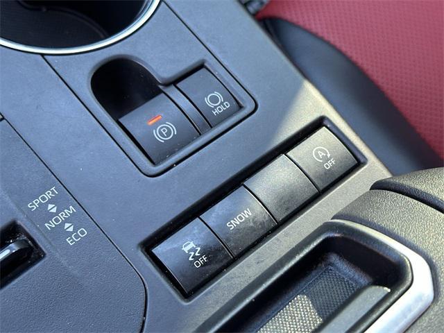 Photo of 2022 Wind Chill Pearl Toyota Highlander