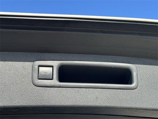 Photo of 2022 Wind Chill Pearl Toyota Highlander