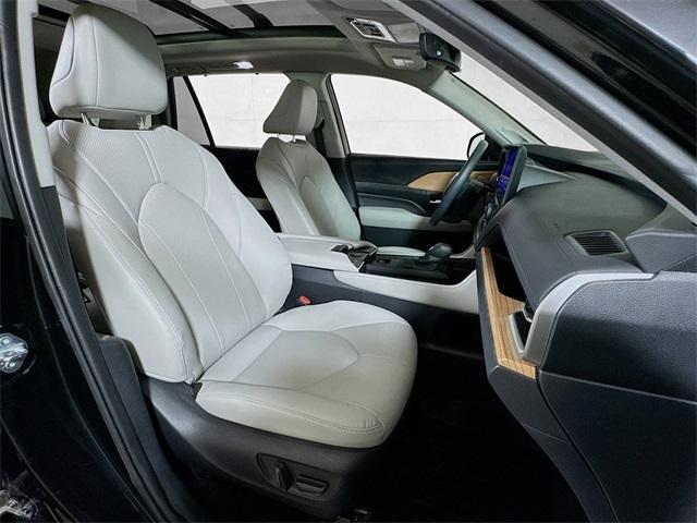 Photo of 2024 Midnight Black Metallic Toyota Grand Highlander Hybrid