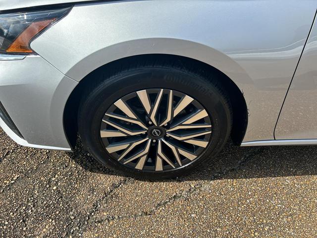 Photo of 2024 Brilliant Silver Metallic Nissan Altima