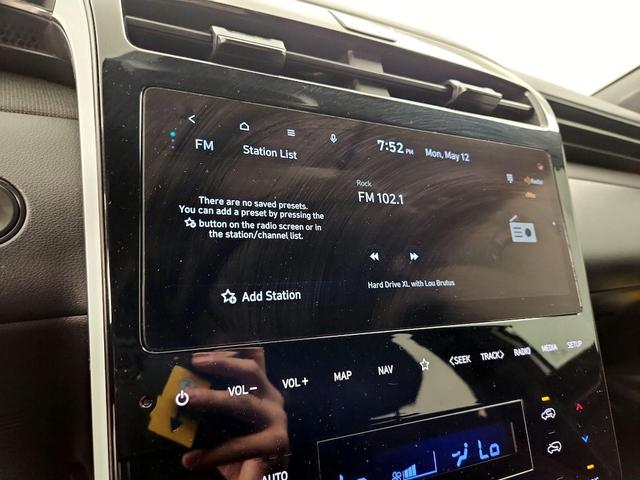 Photo of 2024 White Hyundai TUCSON Hybrid