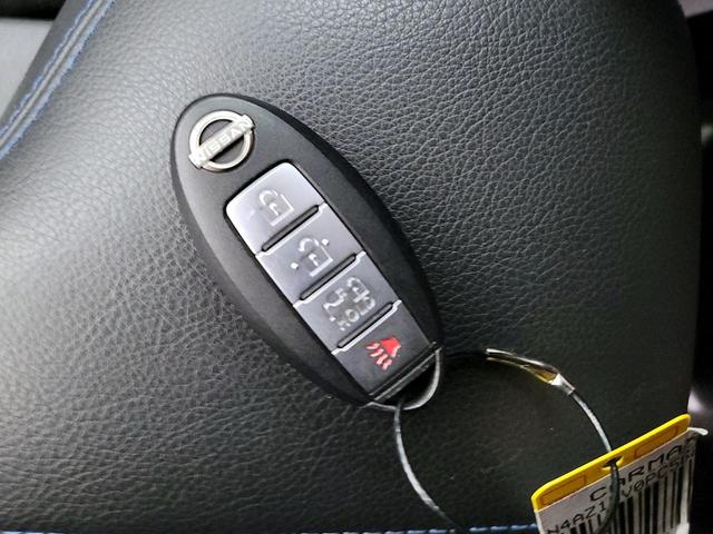 Photo of 2023 White Nissan Leaf
