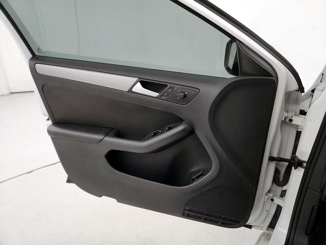 Photo of 2016 White Volkswagen Jetta