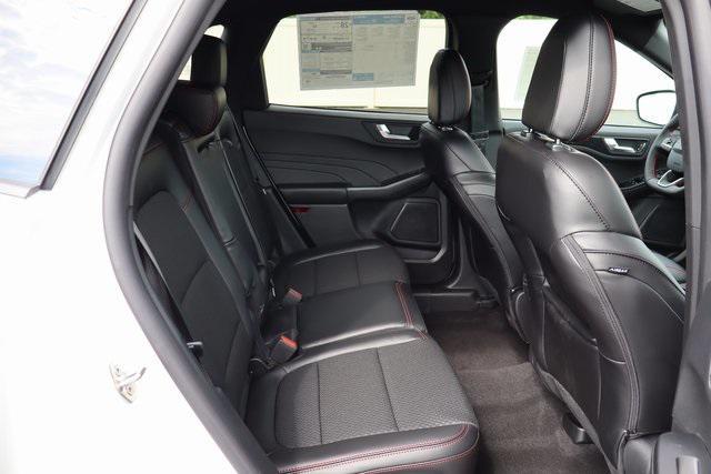 Photo of 2025 Star White Metallic Tri-Coat Ford Escape