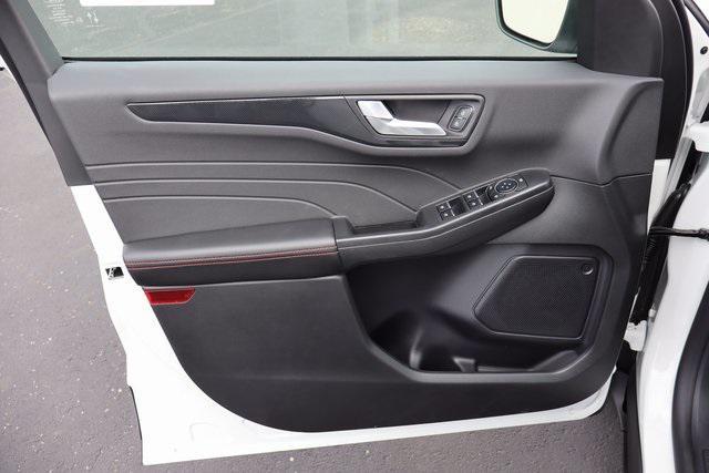 Photo of 2025 Star White Metallic Tri-Coat Ford Escape