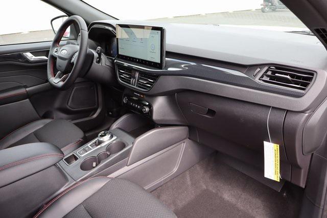 Photo of 2025 Star White Metallic Tri-Coat Ford Escape