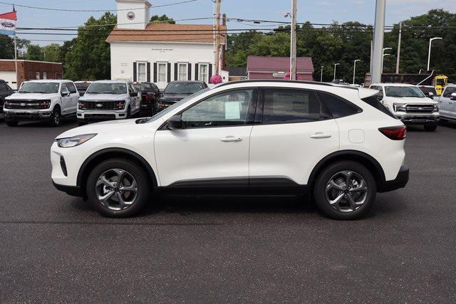 Photo of 2025 Star White Metallic Tri-Coat Ford Escape