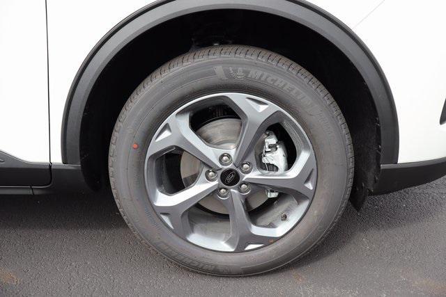 Photo of 2025 Star White Metallic Tri-Coat Ford Escape