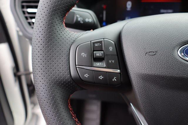 Photo of 2025 Star White Metallic Tri-Coat Ford Escape