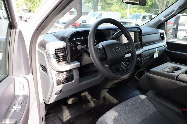 Photo of 2025 Oxford White Ford F-350