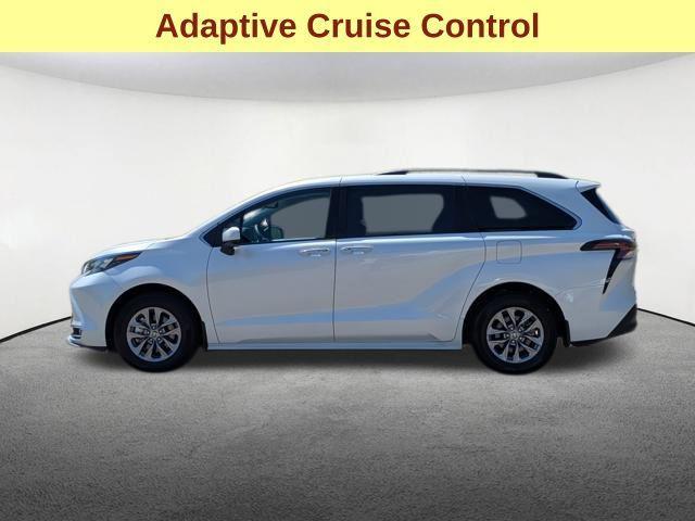 Photo of 2024 White Toyota Sienna
