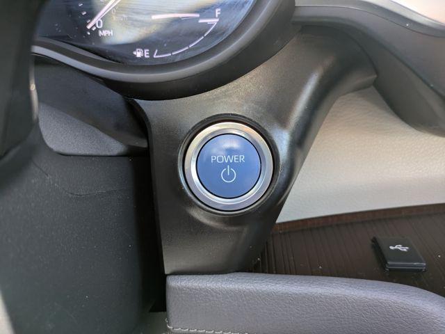 Photo of 2024 White Toyota Sienna