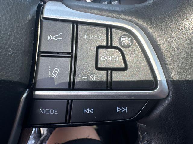 Photo of 2023 Midnight Black Metallic Toyota Highlander