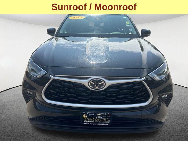 Photo of 2023 Midnight Black Metallic Toyota Highlander