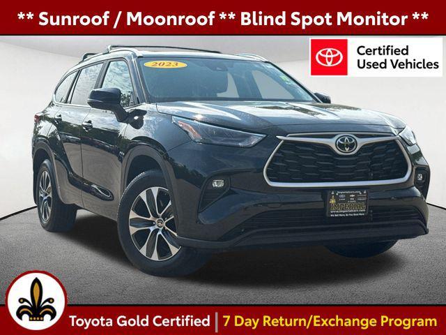 Photo of 2023 Midnight Black Metallic Toyota Highlander