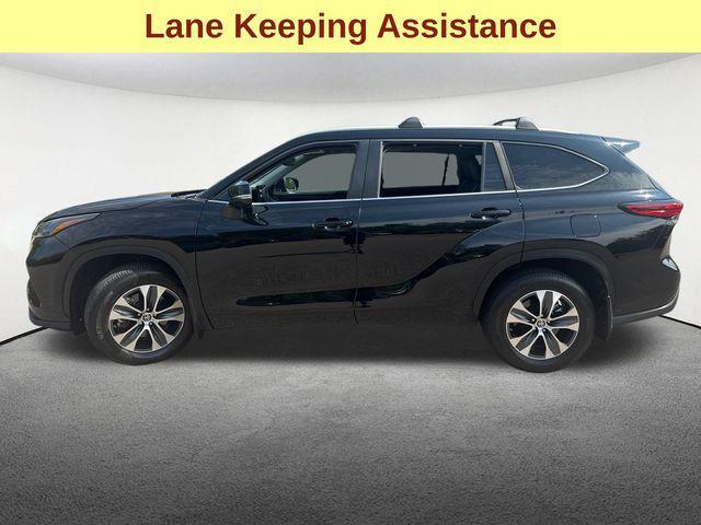Photo of 2023 Midnight Black Metallic Toyota Highlander