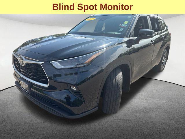Photo of 2023 Midnight Black Metallic Toyota Highlander