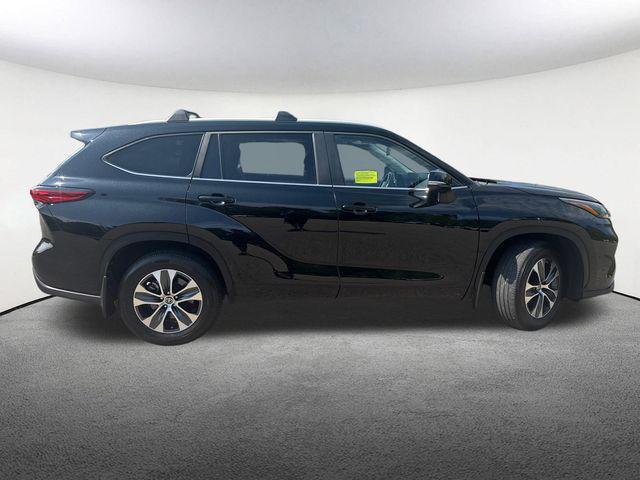 Photo of 2023 Midnight Black Metallic Toyota Highlander