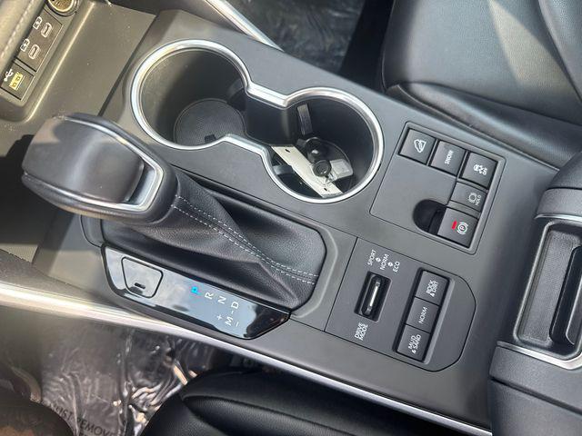 Photo of 2023 Midnight Black Metallic Toyota Highlander