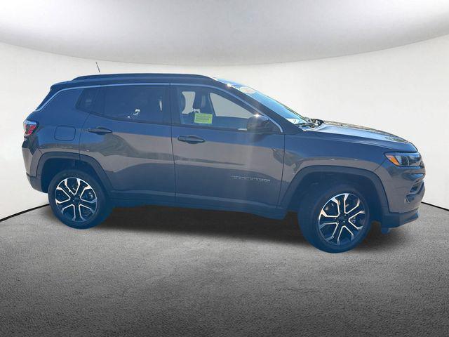 Photo of 2023 Granite Crystal Metallic Clearcoat Jeep Compass