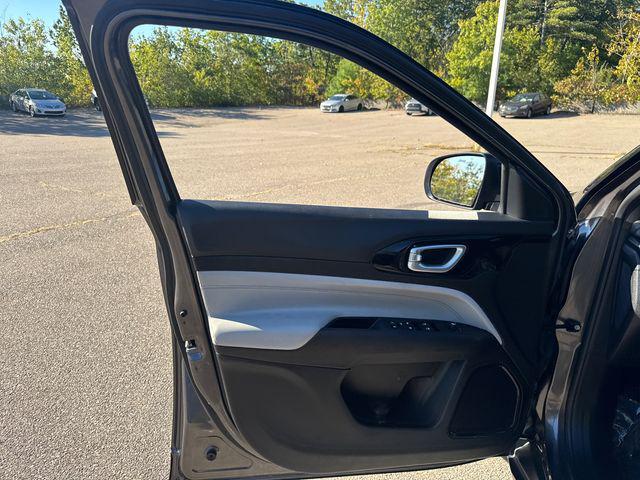 Photo of 2023 Granite Crystal Metallic Clearcoat Jeep Compass