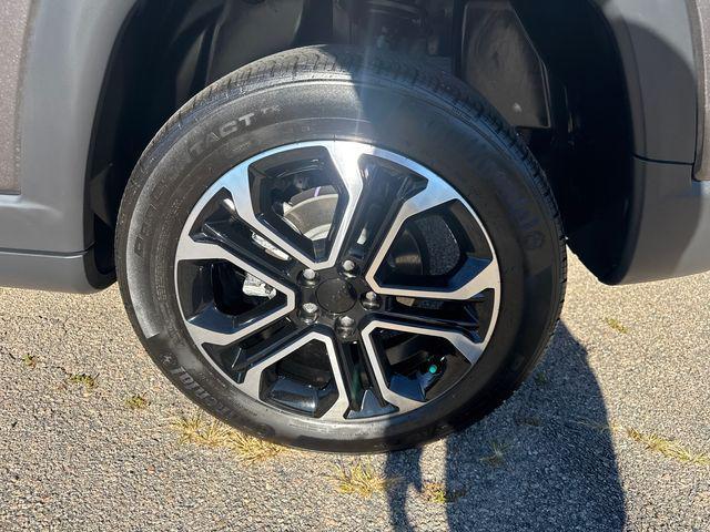 Photo of 2023 Granite Crystal Metallic Clearcoat Jeep Compass