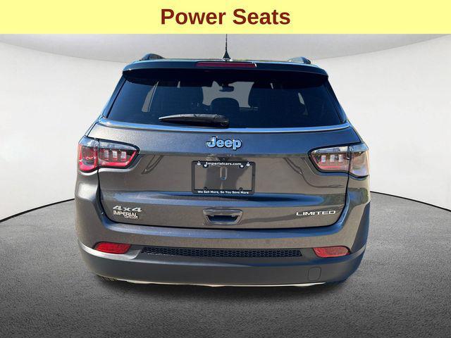 Photo of 2023 Granite Crystal Metallic Clearcoat Jeep Compass