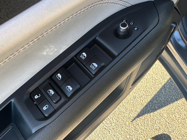 Photo of 2023 Granite Crystal Metallic Clearcoat Jeep Compass