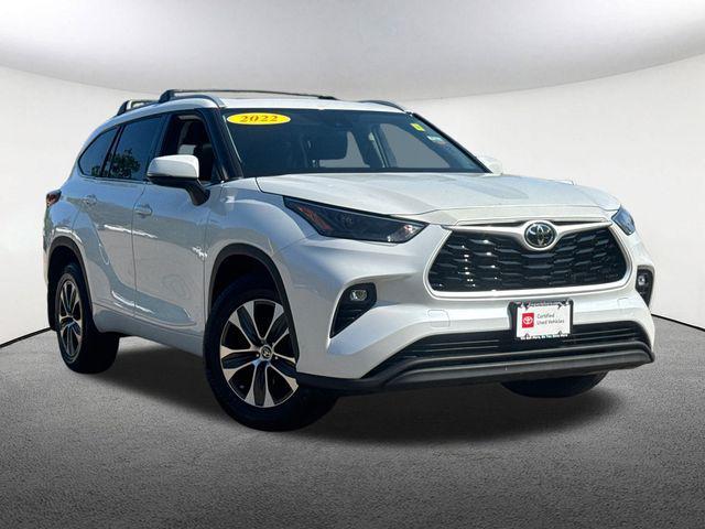 Photo of 2022 White Toyota Highlander