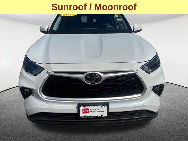 Photo of 2022 White Toyota Highlander