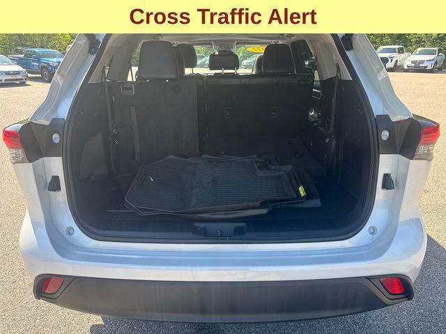 Photo of 2022 White Toyota Highlander