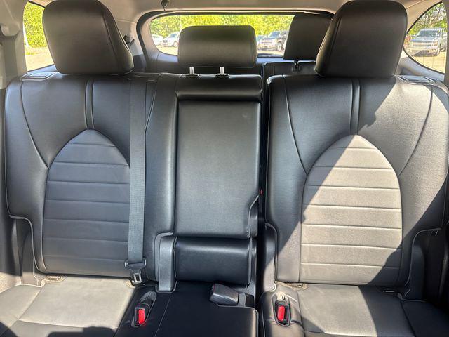 Photo of 2022 White Toyota Highlander