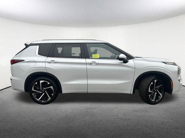 Photo of 2022 White Diamond Mitsubishi Outlander