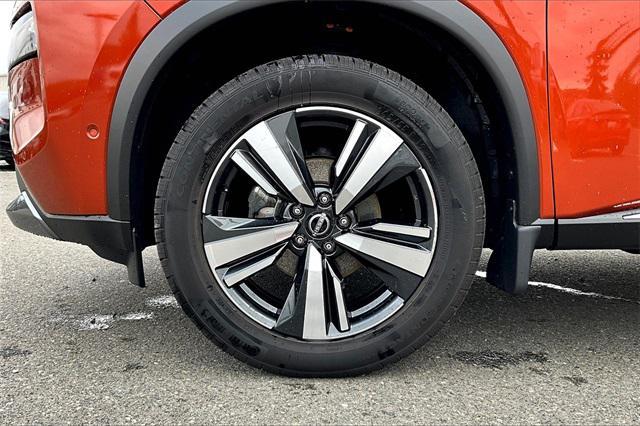 Photo of 2022 Sunset Drift Chromaflair/Super Black Nissan Rogue