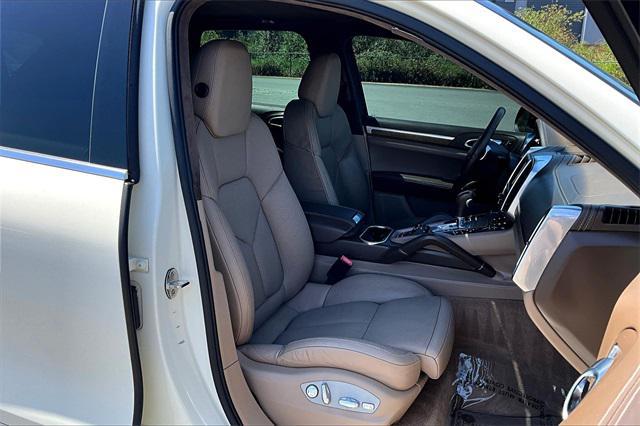Photo of 2012 White Porsche Cayenne