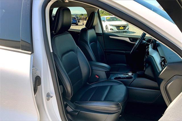 Photo of 2022 Oxford White Ford Escape