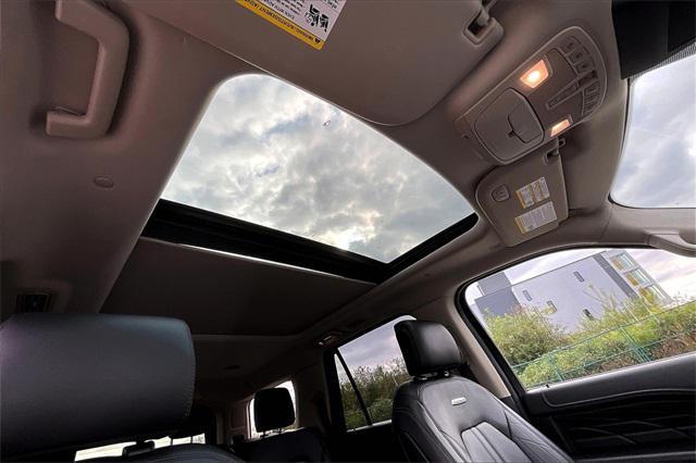Photo of 2018 White Platinum Ford Expedition