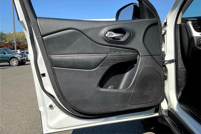 Photo of 2015 Bright White Clearcoat Jeep Cherokee