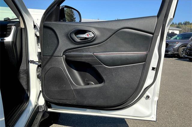 Photo of 2015 Bright White Clearcoat Jeep Cherokee