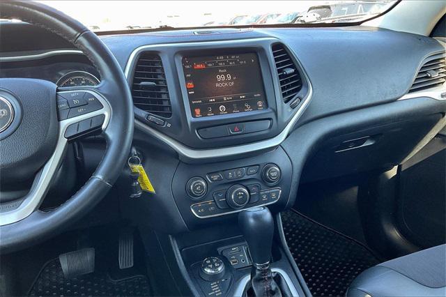 Photo of 2015 Bright White Clearcoat Jeep Cherokee