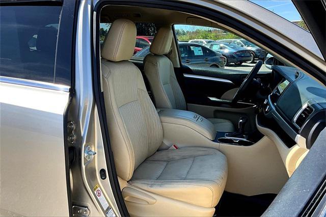 Photo of 2016 Creme Brulee Mica Toyota Highlander
