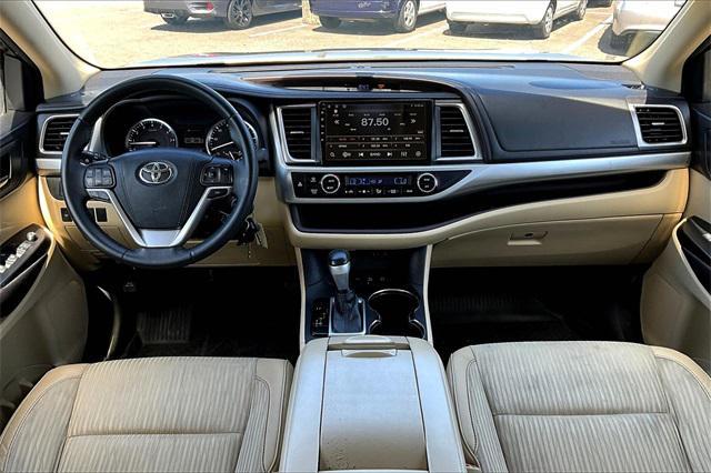 Photo of 2016 Creme Brulee Mica Toyota Highlander