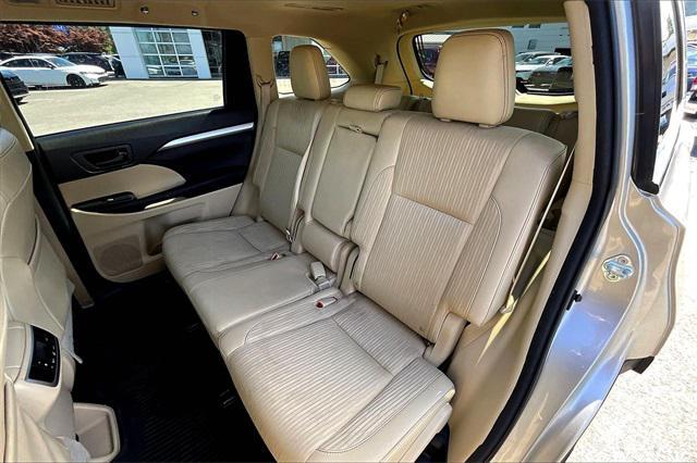 Photo of 2016 Creme Brulee Mica Toyota Highlander