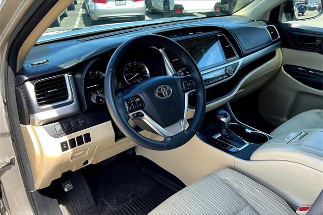 Photo of 2016 Creme Brulee Mica Toyota Highlander
