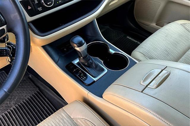 Photo of 2016 Creme Brulee Mica Toyota Highlander