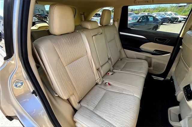 Photo of 2016 Creme Brulee Mica Toyota Highlander