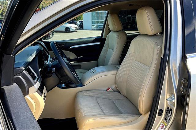 Photo of 2016 Creme Brulee Mica Toyota Highlander