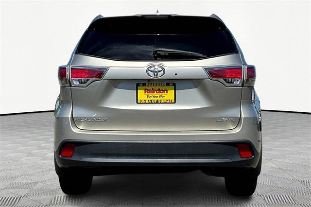 Photo of 2016 Creme Brulee Mica Toyota Highlander